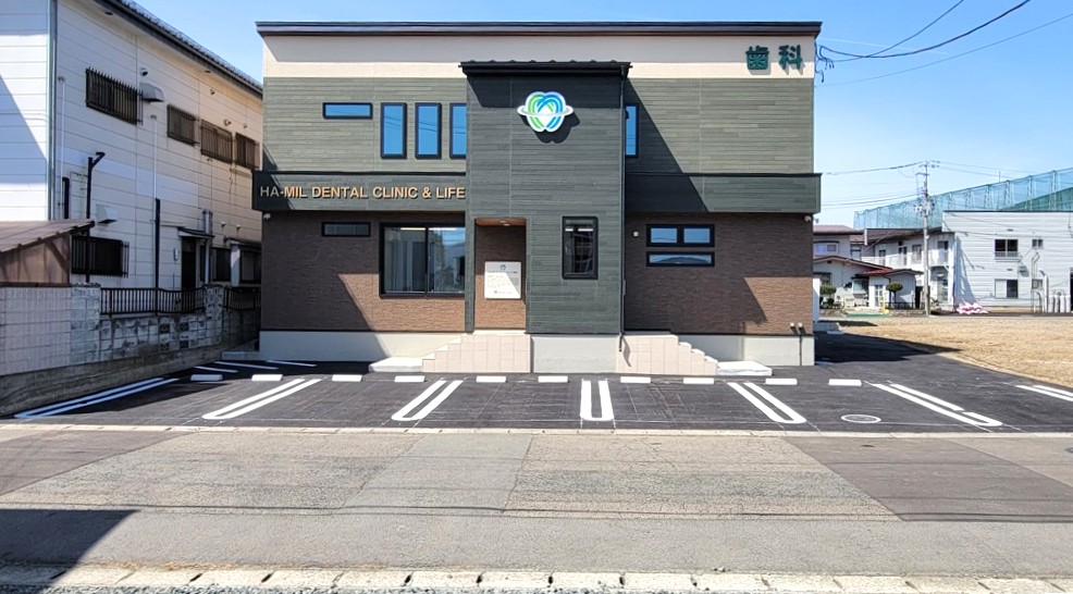 岩手県盛岡市のHa-Milデンタルクリニック盛岡の外観。お車で来院しやすい広い駐車場と清潔感のある診察室を備えています。