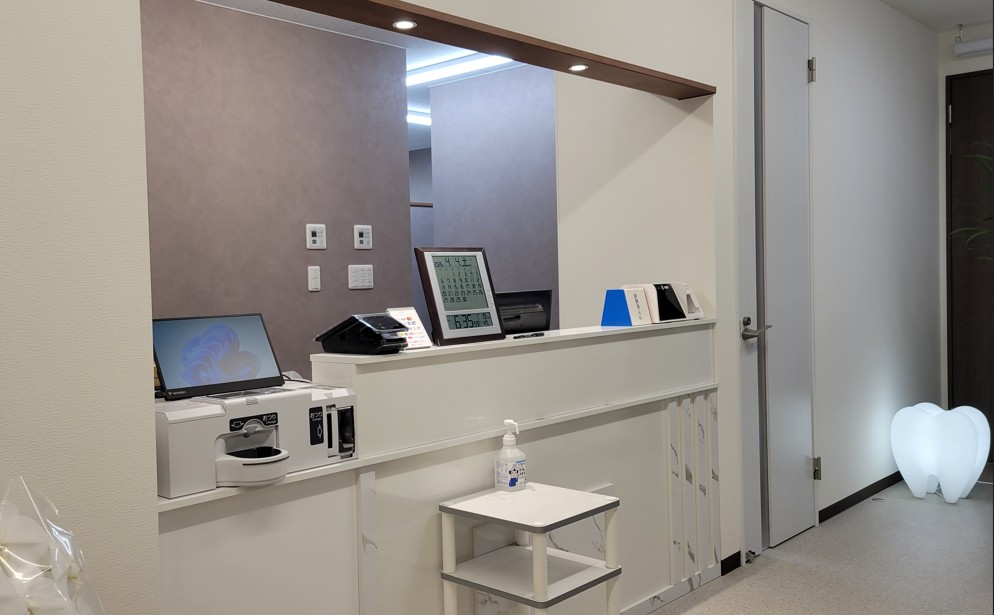 Ha-Milデンタルクリニック盛岡の受付と自動精算機