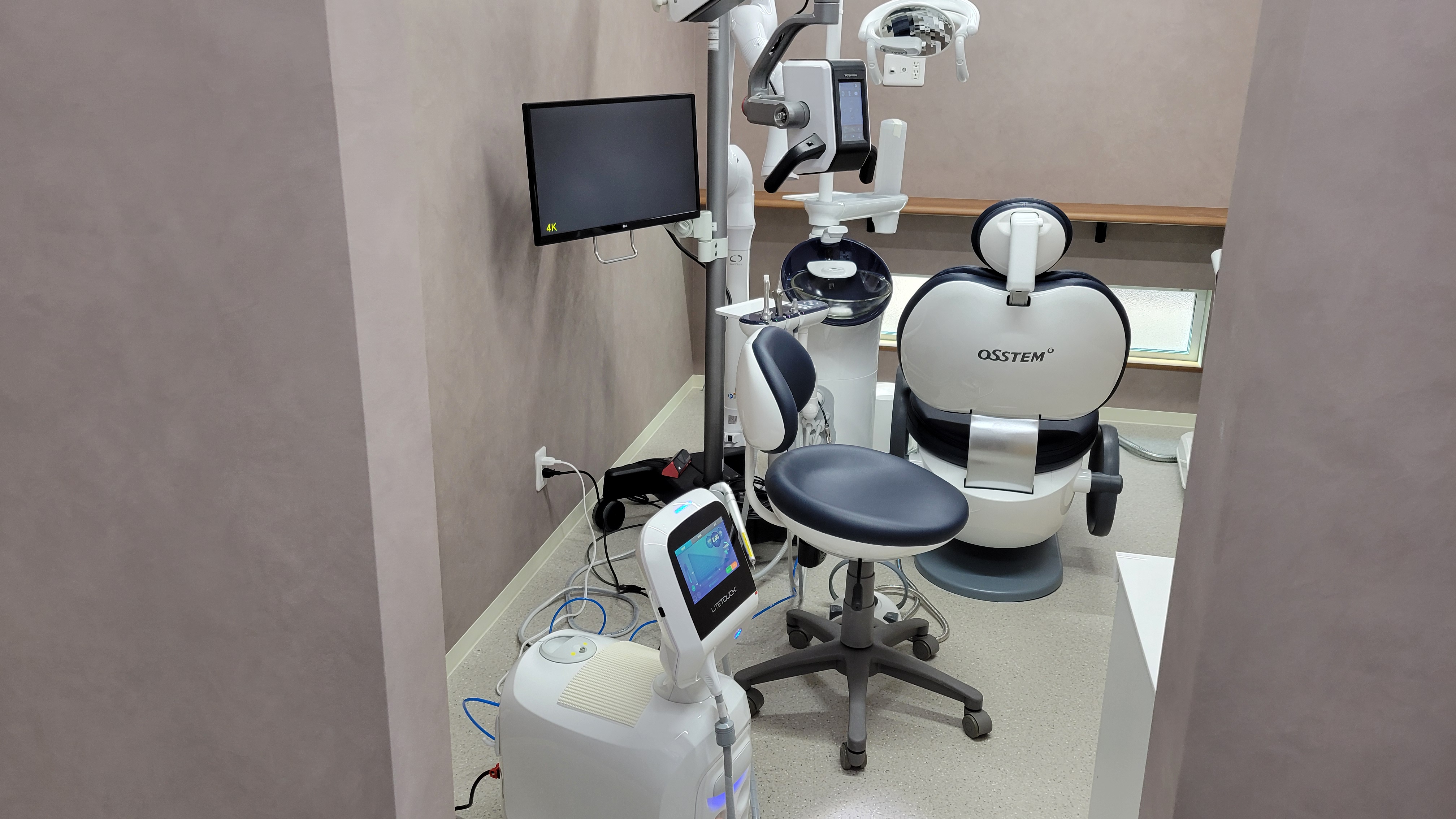 痛みを抑え、負担の少ない治療を行うための最新設備が整った診察ユニット