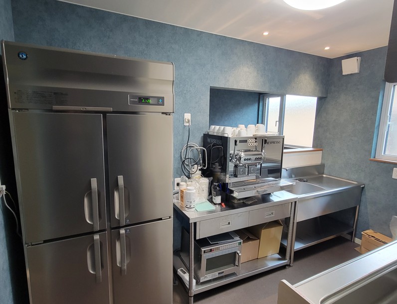 2階の秘密基地にある本格カフェスペース。ネスプレッソのプロフェッショナルマシン「アグイラ」を完備
