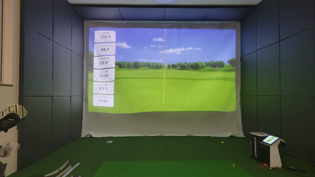 2階の秘密基地に併設された本格シミュレーションゴルフ。最新の弾道測定器で練習も可能です