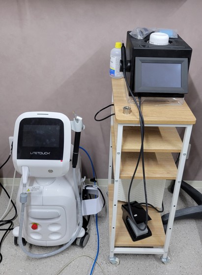 盛岡市のHa-Mil Dental Clinic Moriokaに導入されている最新の歯周病治療機器。左がライトタッチレーザー(Er:YAGレーザー)、右がブルーラジカル(Blue Radical P-01)