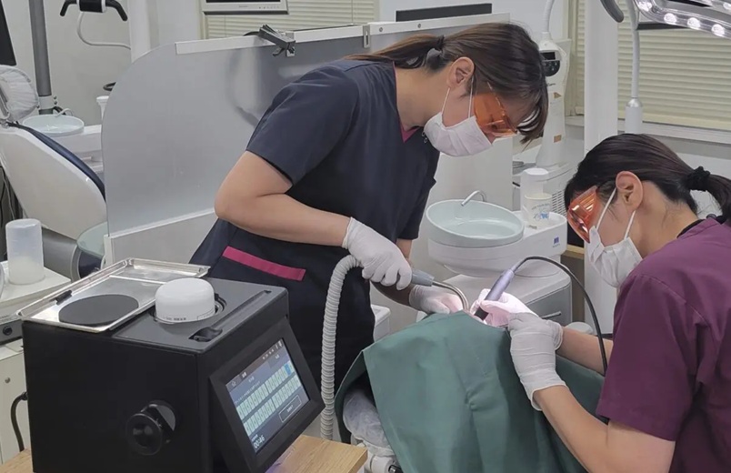 重度歯周病治療の「ブルーラジカル」を用いて精密な処置を行う、Ha-Milデンタルクリニック盛岡の関口沙季院長と歯科衛生士