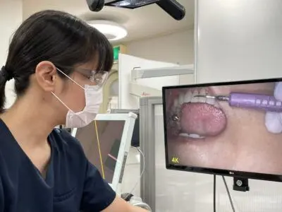 4Kモニターのネクストビジョンを活用し、精密な歯周病治療を行うHa-Milデンタルクリニック盛岡の歯科衛生士